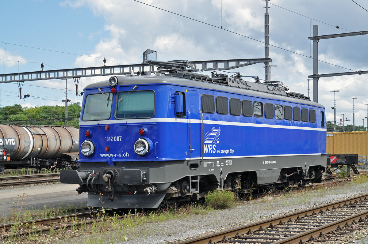 Ex ÖBB Lok 1042 007-1, wurde beim Güterbahnhof Muttenz abgestellt. Die Aufnahme stammt vom 21.08.2016.