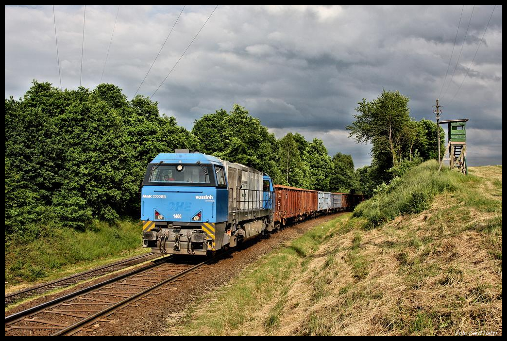 Ex OHE 1460 erklimmt hier mit einem Leerzug nach Dortmund die Steigung aus dem Werkbahnhof Georgsmarienhütte heraus am 31.5.2017 in Richtung Hasbergen.