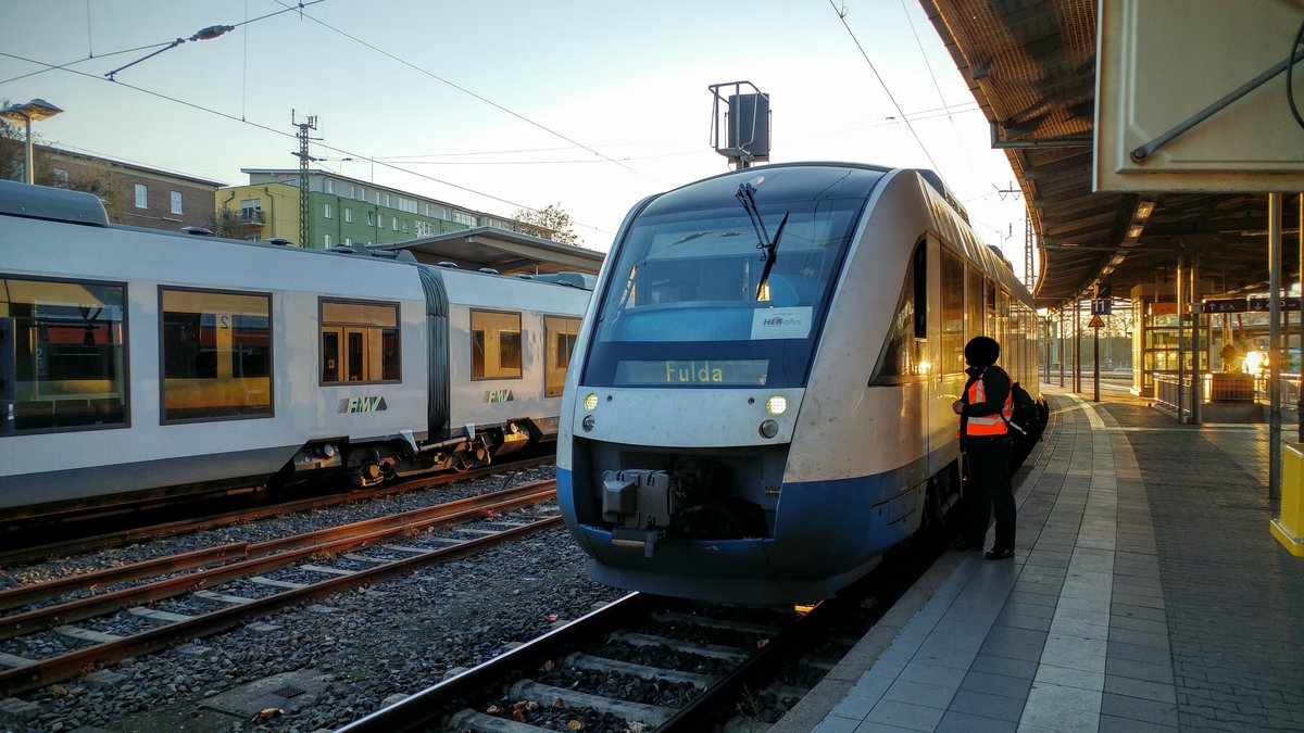 ex OLA VT 702 (9580 0648 296-1), zurzeit vermietet an die HLB, wartet in den letzten goldenen Sonnenstrahlen des 29. November 2016 auf die Abfahrt von Gleis 11 in Gießen in Richtung Fulda.