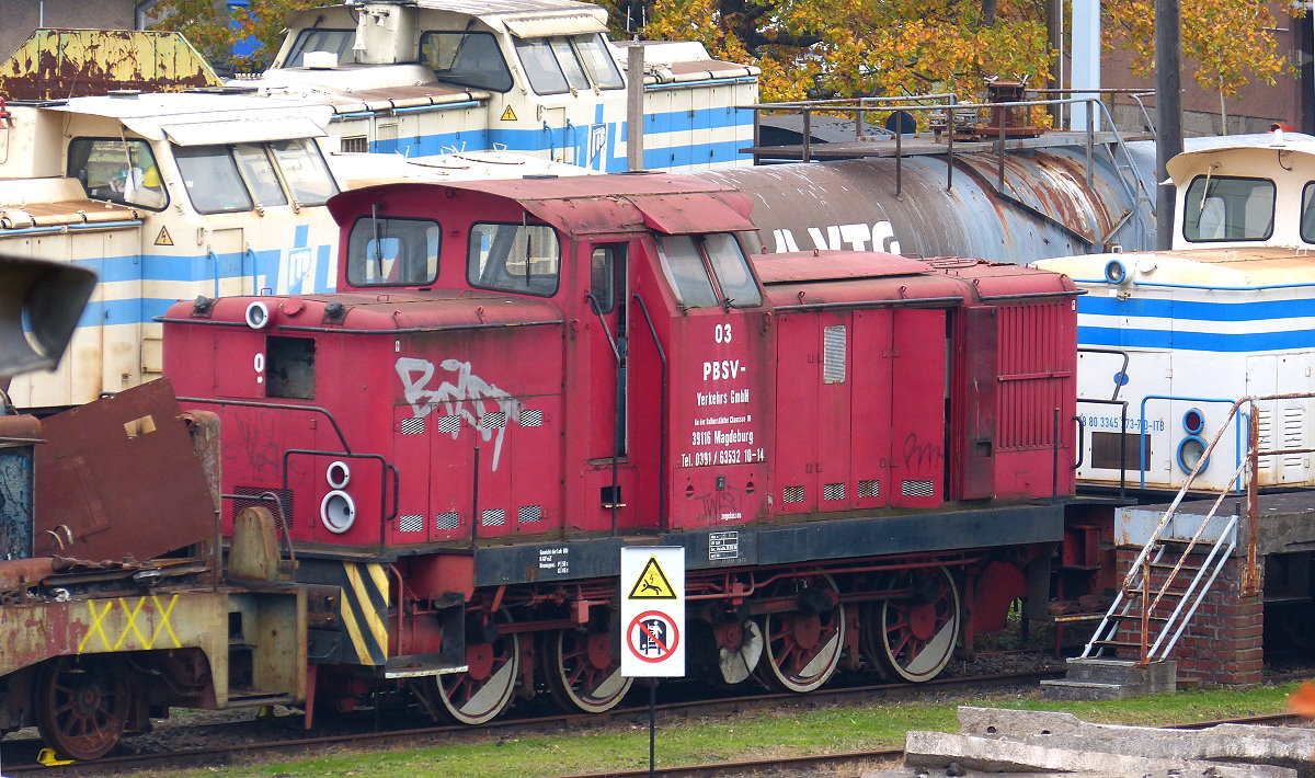Ex PBSV 03 (später Kube Con) abgestellt im BW Nordhausen 03.11.2018. Stark rangezoomt von einer Brücke