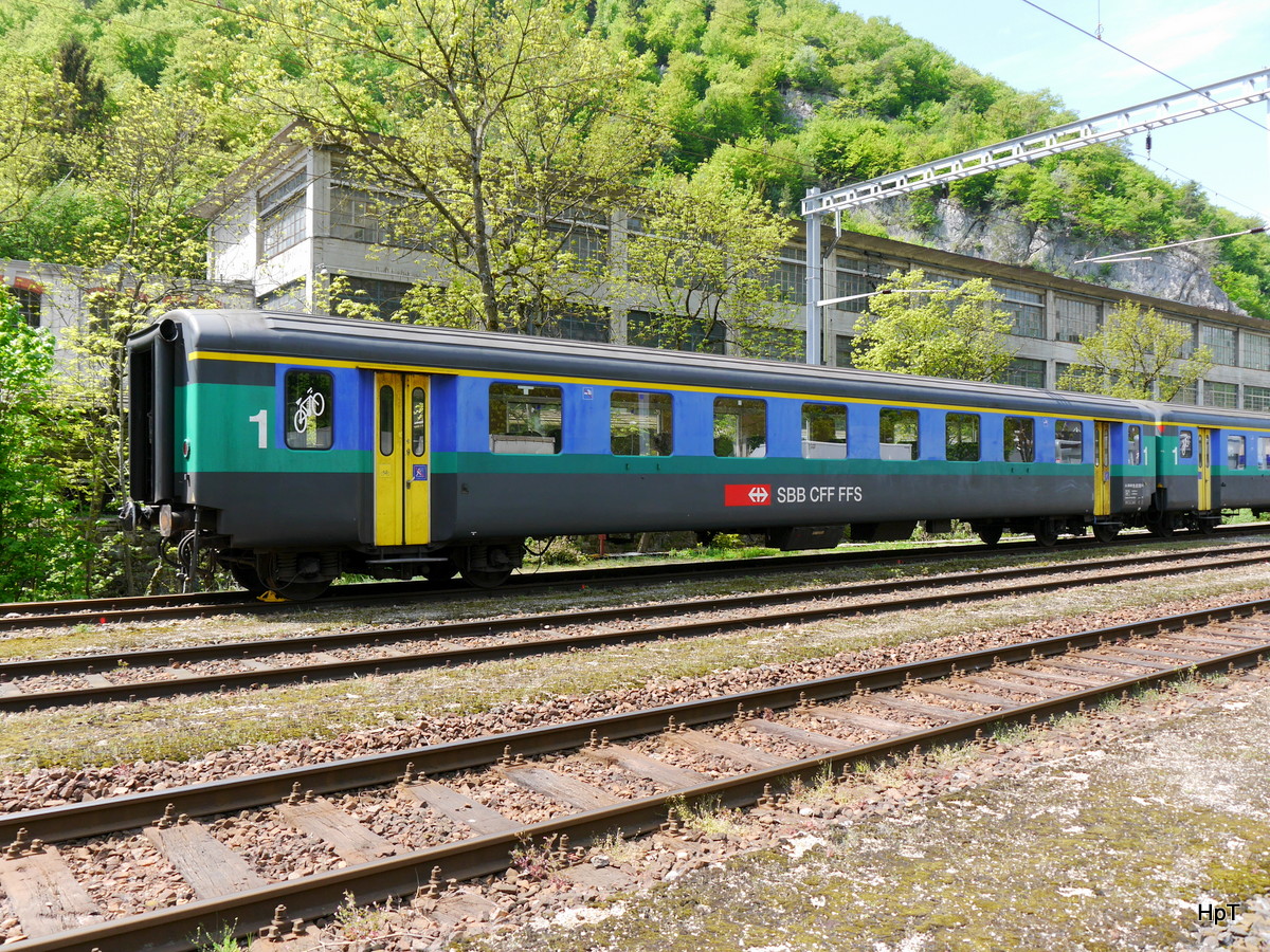 ex SBB - Abgestellter Personenwagen 1 Kl. A 50 85 18-33 553-6 in Klus am 28.04.2018