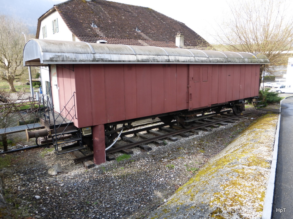 ex SBB - Gepäckwagen   Le Wagon 1929   abgestellt hinter einem Hotel in Moutier als Übernachtungsmöglichkeit für Reisende .. Bild vom 06.04.2014
