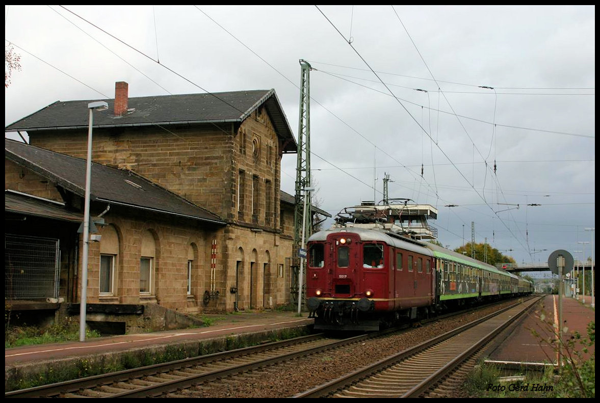 Ex SBB Re 4-4 fährt hier am 29.10.2006als 10019 der Centralbahn mit einem DPE nach Köln  durch den Bahnhof Hasbergen. 