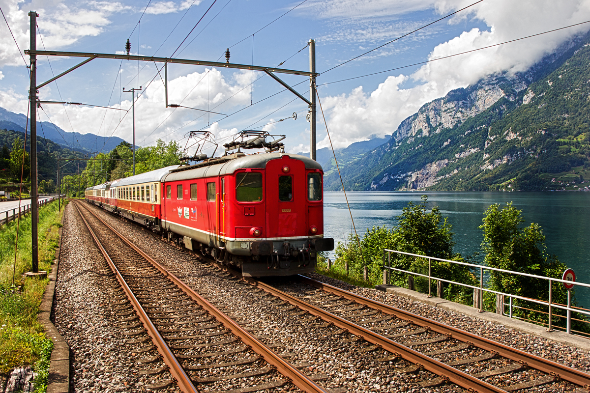 Ex SBB Re 4/4 10009 kommt vor Unterterzen am Walensee in Richtung Landquart
mit dem TEE Rheingold-Zug vorbei.
Nächster Halt wird in Landquart,danach Chur sein
um Bahntouristen an Ihre Ausgangsorte zu bringen für die Weiterfahrt nach Davos/Zermatt.
Bild vom 30.8.2014