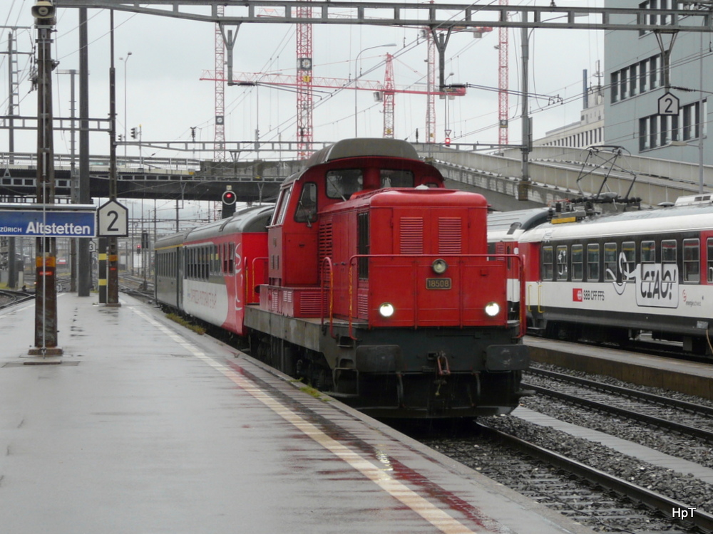 ex SBB - Schnappschus der Bm 6/6 18508 mit Extrazug bei der durchfahrt im Bahnhof Zrich Altsetten am 16.09.2013