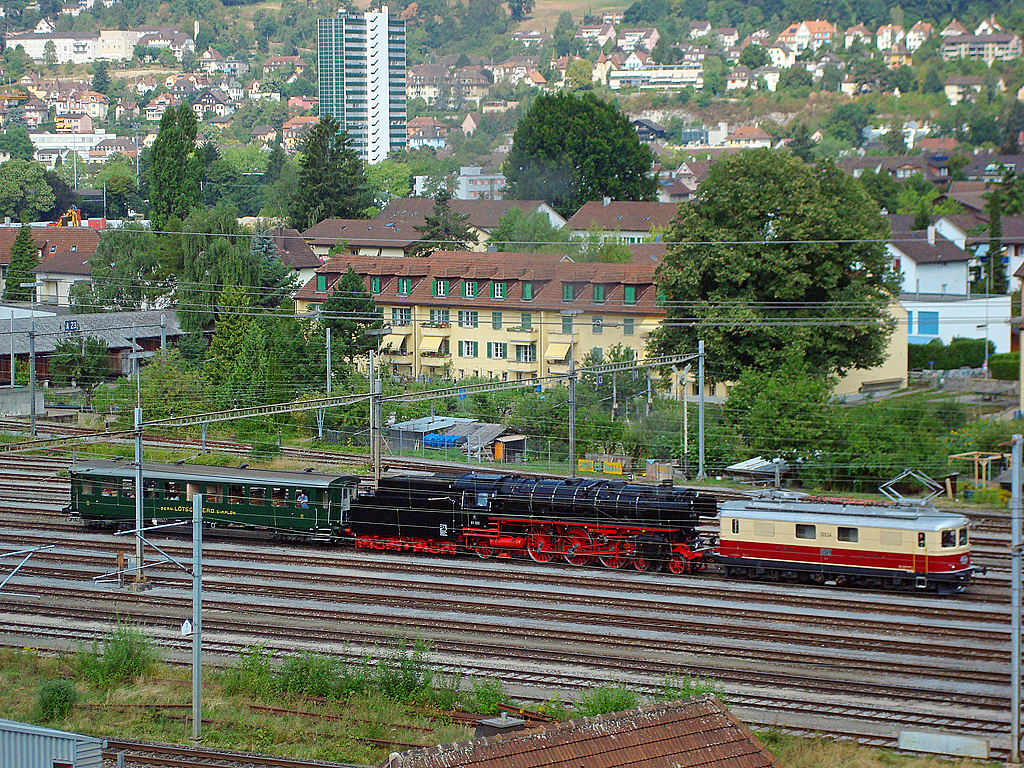 ex SBB-TEE Re 4/4 I zusammen mit DB Grossdampflok BR 01 und historischem Bern-Lötschberg-Simplon-Personenwagen stehen im RB Biel. Aufnahme vom Küchenfenster aus, vom 05. August 2015 (Sylvia)