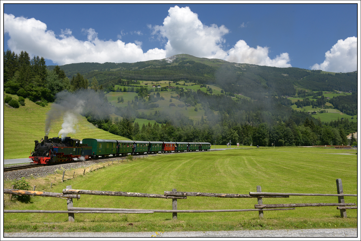 Ex. SKGLB 22 (Aquarius C) mit dem Sommernostalgiezug 3390 von Zell am See nach Krimml, aufgenommen am 20.6.2018 im letzten Bogen vor dem Zielbahnhof.
