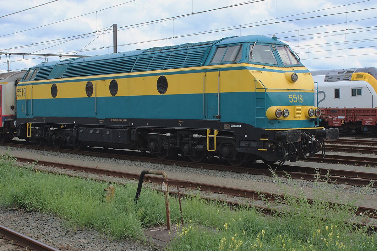 Ex-SNCB 5519 steht am 17 Augustus 2024 in Saint-Ghislain nachdem sie einige Sonderz�ge ins industrieller revier von Saint-Ghislain gezogen hat. Die 5519 wurde als teileiner Flotte in 1962 an die NMBS/SNCB geliefert und f�hr bis 2009 Risez�ge und sp�ter Gleisbauz�ge bis die Ausserdienststellung in 2009. PFT-TSP hat die Lok erworben und damit ist eine 55er mit elektrischer Heizung (erkennbar an die blaue Farben mit gelbe Linien statt das �bliche gelb mit gr�ne Linien) erhalten geblieben.