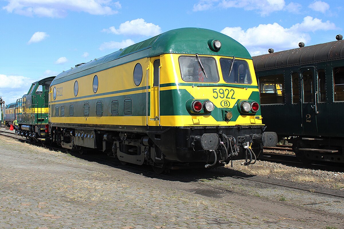Ex-SNCB 5922 steht am 6 Juli 2024 in Baasrode Noord bei der Ausstellung f�r  Scheldeland in Stoom  von der Stoomtrein Dendermonde-Puurs organisiert und kann deswegen lega fotografiert werden.