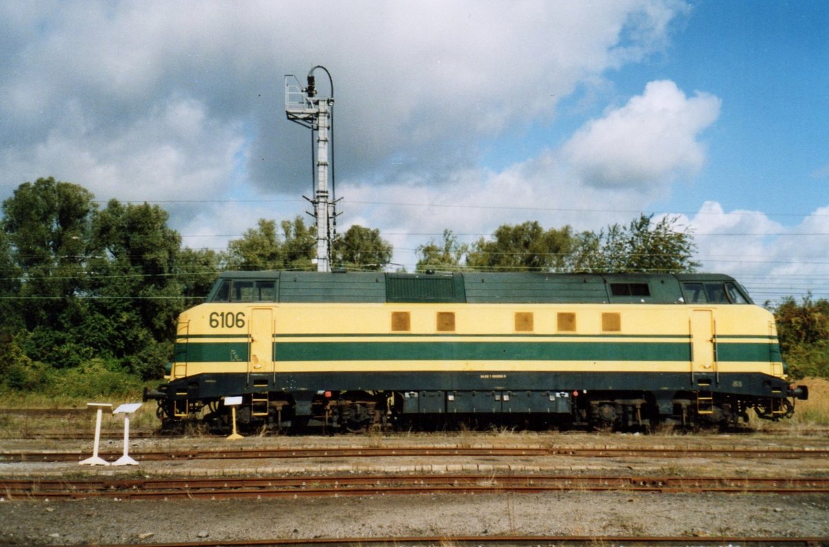 Ex-SNCB 6106 steht am 12 September 2004 aufs PFT/TSP-Gelände in Saint-Ghislain.