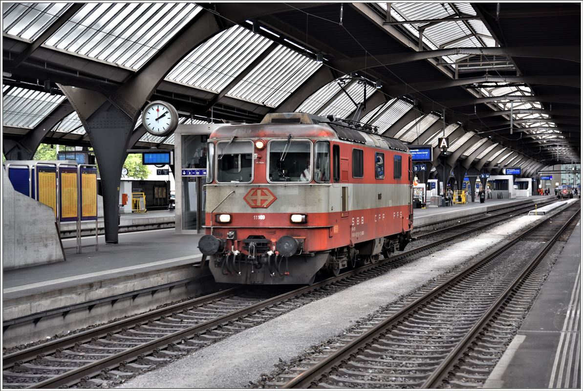 Ex Swiss Express Re 4/4 II 11109 in Zürich HB. (31.08.2017)