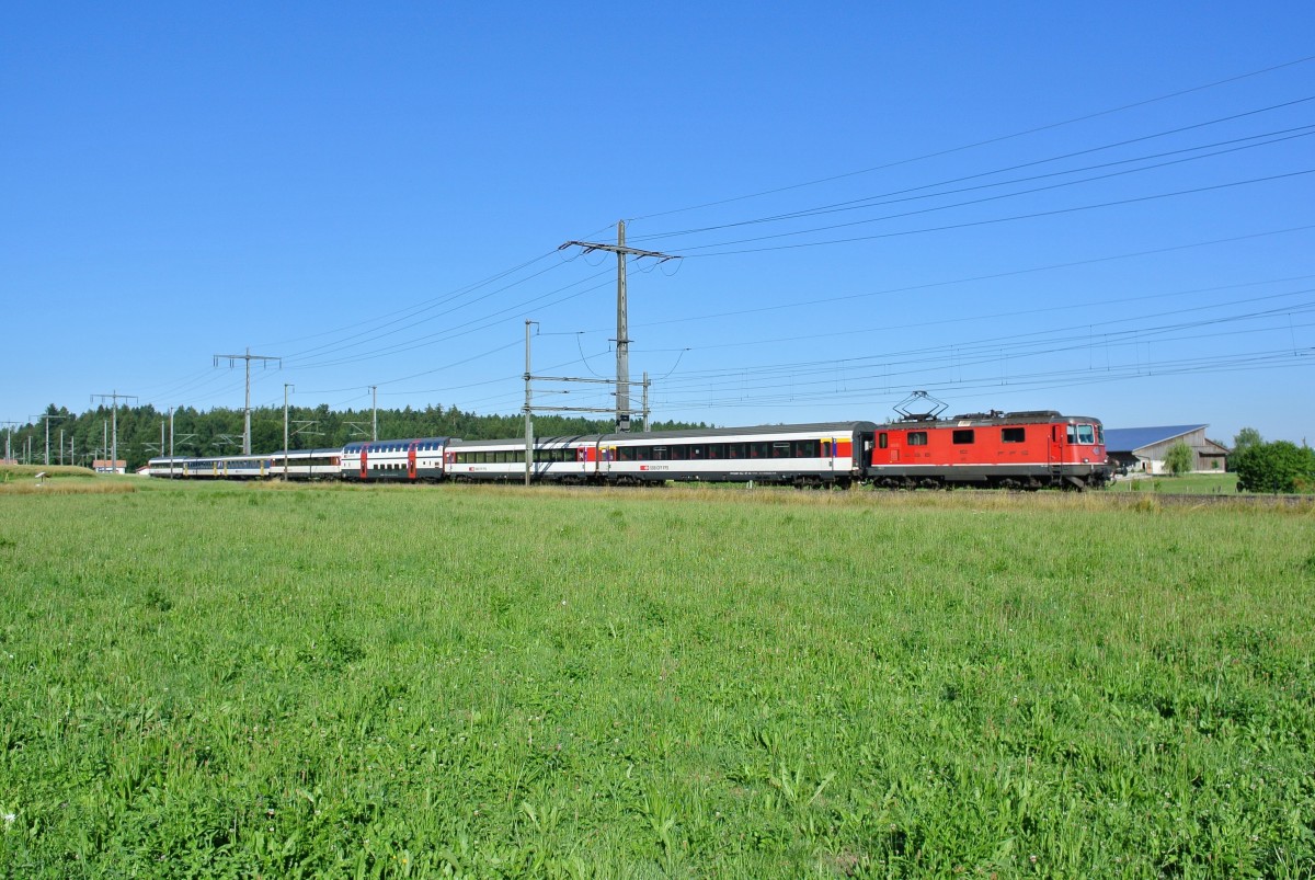 Ex. Swiss Express Re 4/4 II 11133 mit dem  Leichenzug  Genf-Bern-Olten-Zürich bei Lyssach. Heute hatte der Zug von fast jedem Wagentypen einen dabei, 01.07.2014.