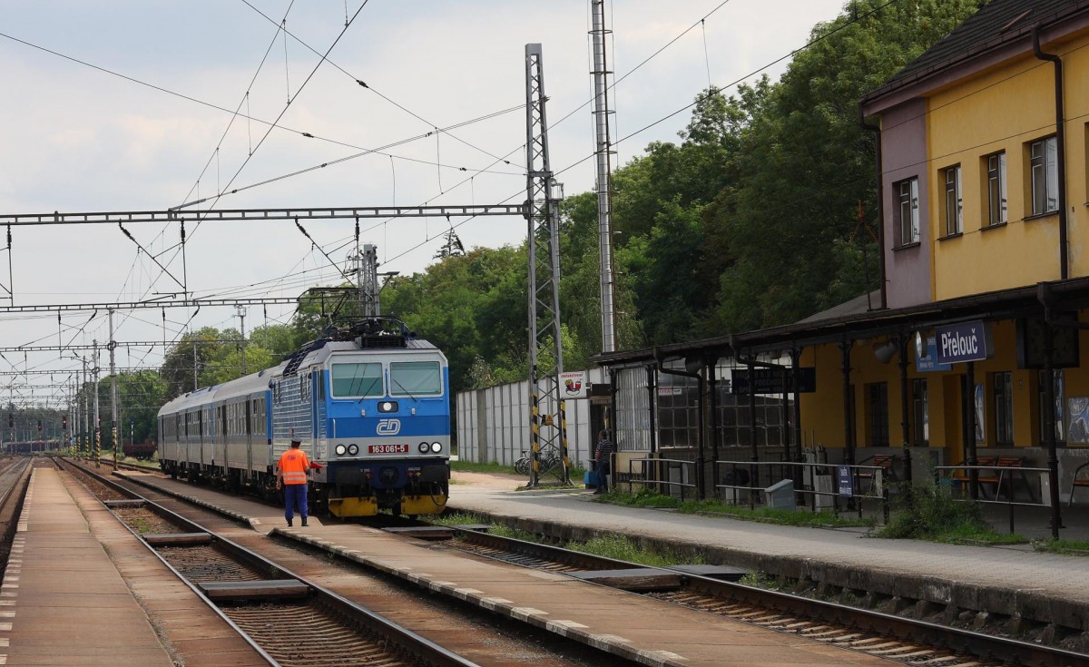 Exakt vor dem Gleisübergang zu den anderen Bahnsteigen wird CD 163061 mit ihrem Os im Bahnhof Prelouc am 22.08.2013 zum Halten gebracht. 