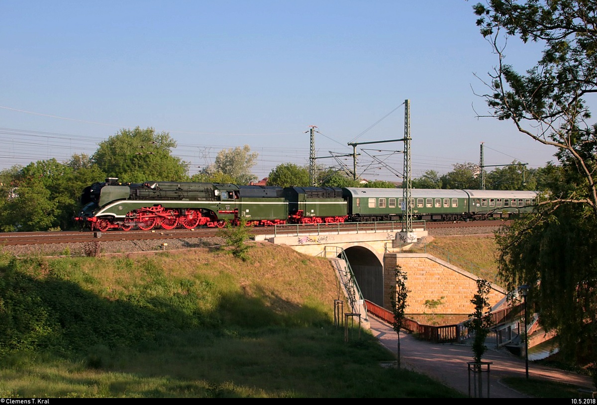  Exklusiv zum Wiener Prater mit Öl und Kohle :
18 201 der Dampf-Plus GmbH mit Heizlok 143 005-7 (243 005-6) der Traditionsgemeinschaft Bw Halle P e.V. als DPE 24176 von Leipzig Hbf nach Augsburg Hbf über Probstzella fahren in Merseburg zwischen dem Hinteren und Vorderen Gotthardteich auf der Bahnstrecke Halle–Bebra (KBS 580).
[10.5.2018 | 7:43 Uhr]