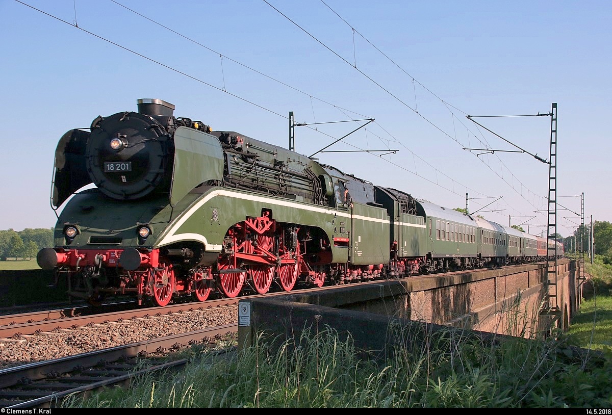  Exklusiv zum Wiener Prater mit Öl und Kohle :
18 201 der Dampf-Plus GmbH und 143 005-7 (243 005-6) der Traditionsgemeinschaft Bw Halle P e.V. als D 20050 von Passau Hbf nach Leipzig Hbf passieren die Steinlache bei Kollenbey auf der Bahnstrecke Halle–Bebra (KBS 580).
Dieser Sonderzug mit der schnellsten betriebsfähigen Dampflok der Welt hatte es wohl sehr eilig, denn er fuhr hier mit einer Stunde Verfrühung vorbei. Noch ein paar Minuten eher wäre eher nicht auf die Speicherkarte gekommen.
[14.5.2018 | 17:34 Uhr]
