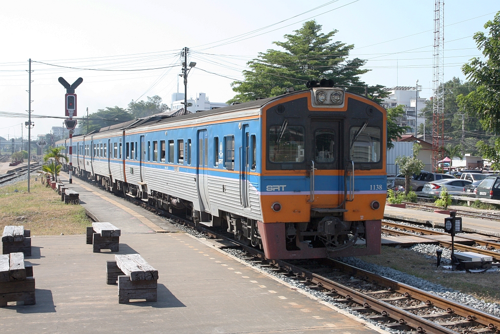 EXP 75 (Krung Thep Aphiwat - Nong Khai) mit dem THN 1138 als erstes Fahrzeug fährt am 02.Dezember 2025 aus der Ayutthaya Station.