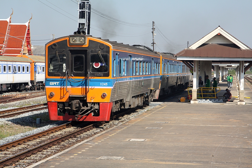 EXP 75 (Krung Thep Aphiwat - Nong Khai) mit dem NKF 1245 als letztes Fahrzeug fährt am 02.Dezember 2025 aus der Ayutthaya Station.