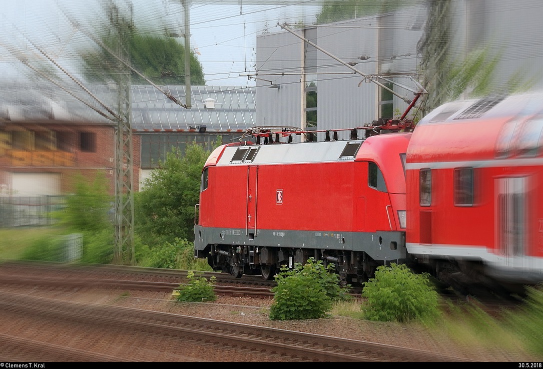 Experiment mit 182 018-2 (Siemens ES64U2) von DB Regio Nordost als RE 3193 (RE1) von Brandenburg Hbf nach Frankfurt(Oder), der Potsdam Hbf auf Gleis 4 zügig verlässt.
[30.5.2018 | 18:57 Uhr]