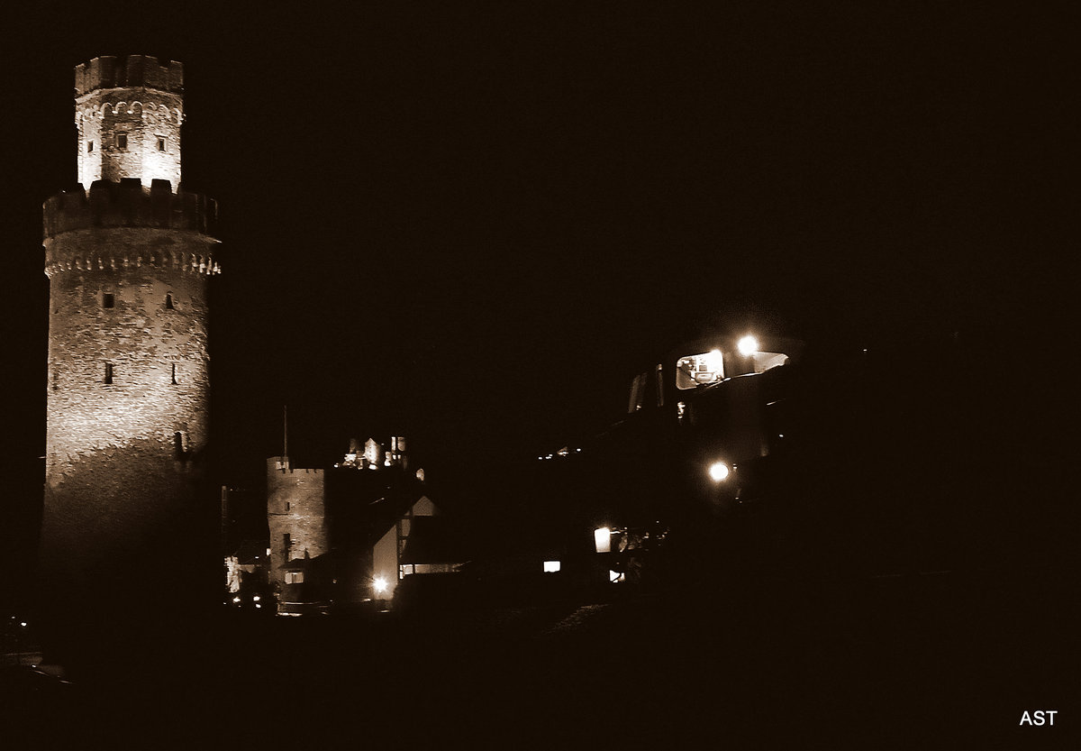 Experimentelle Nachtaufnahme in S/W einer V60 im Bauzugdienst, wie unschwer zu erkennen ist sie in Oberwesel am Abend des 6.1.2018 entstanden.