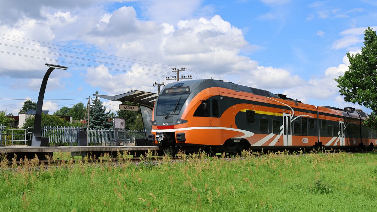 Expresszug 115/15 Valga - Tartu - Tallinn beim Zwischenhalt im Bahnhof Aardla. Der Bahnhof Aardla ist einer von drei Personenbahnh�fe der zweitgr��ten estnischen Stadt Tartu, welcher nur 6x am Tag von Personenz�gen bedient wird.
Aufgenommen im Juli 2026.