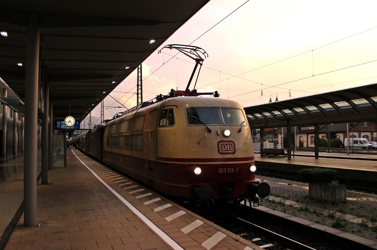 Extra f�r die 103 113-7 kam am 16.09.2013 noch einmal die Sonne raus, als sie zusammen mit ES 64 U2-070 und dem CNL 472 in Freiburg (Brsg) Hbf steht.