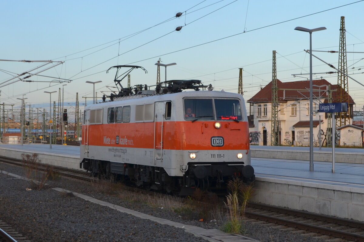 Extra langsam für uns fuhr der Triebfahrzeugführer nach dem Drehen der Lok auf der Drehscheibe im BW Leipzig West zurück zu seinem Zug DB 111 111-1 Leipzig Hbf 17.11.2021