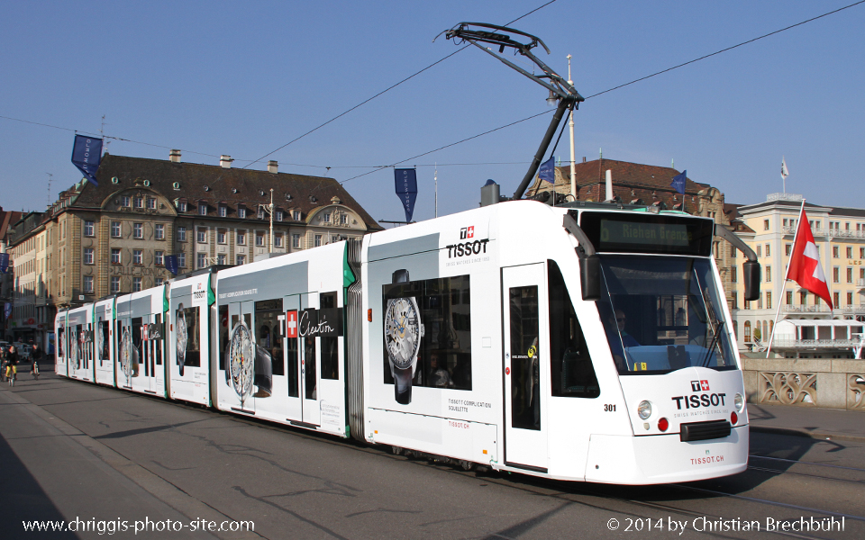 Extra wegen der Basel World wurde dieser Combino Be 6/8 301 der BVB in Tissot Farben umgeklebt, hier auf der Mittleren Brücke in Basel am 28. 03.2014