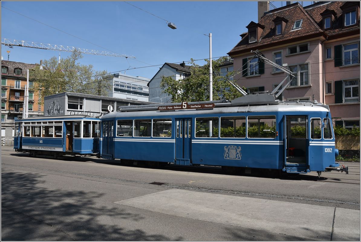 Extrafahrt für den Tramverein Zürich mit dem Be 4/4 1392  Kurbeli  und B 645 in Zürich Wiedikon. (22.04.2018)