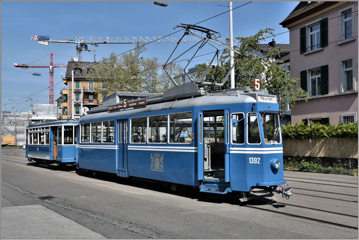 Extrafahrt für den Tramverein Zürich mit dem Be 4/4 1392  Kurbeli  und B 645 in Zürich Wiedikon. (22.04.2018)