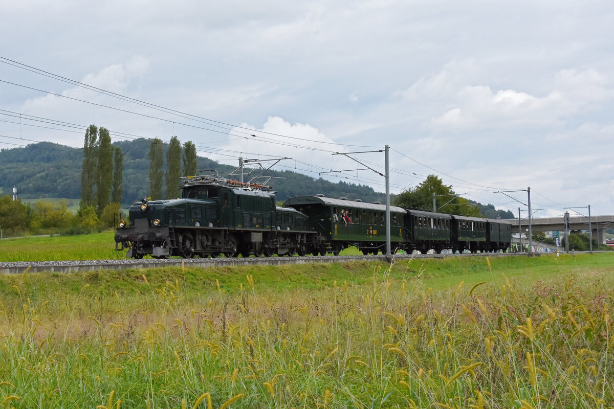 Extrafahrt mit der Ce 6/8 14305  Krokodil  und vier alten Wagen fährt Richtung Bahnhof Itingen. Die Aufnahme stammt vom 28.08.2021.