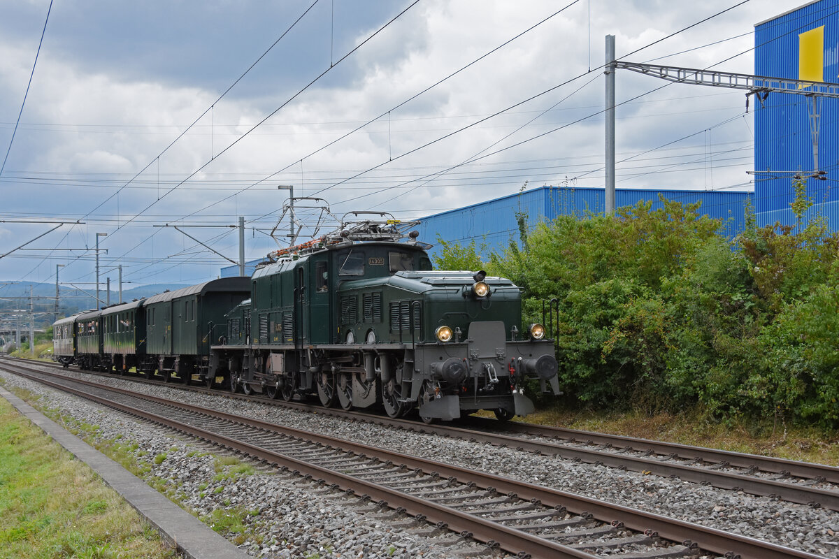 Extrafahrt mit der Ce 6/8 14305  Krokodil  und vier alten Wagen fährt Richtung Bahnhof Itingen. Die Aufnahme stammt vom 28.08.2021.
