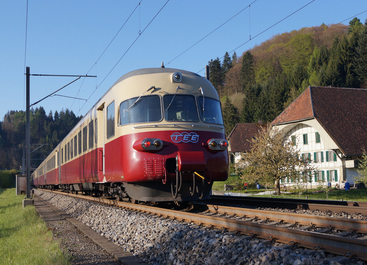 Extrazüge vom 22. April 2017.
60 Jahre TEE-Domodossola 
SBB/SBB Historic: RAe 1053 unterwegs am frühen Morgen bei Wynigen.
Foto: Walter Ruetsch  
