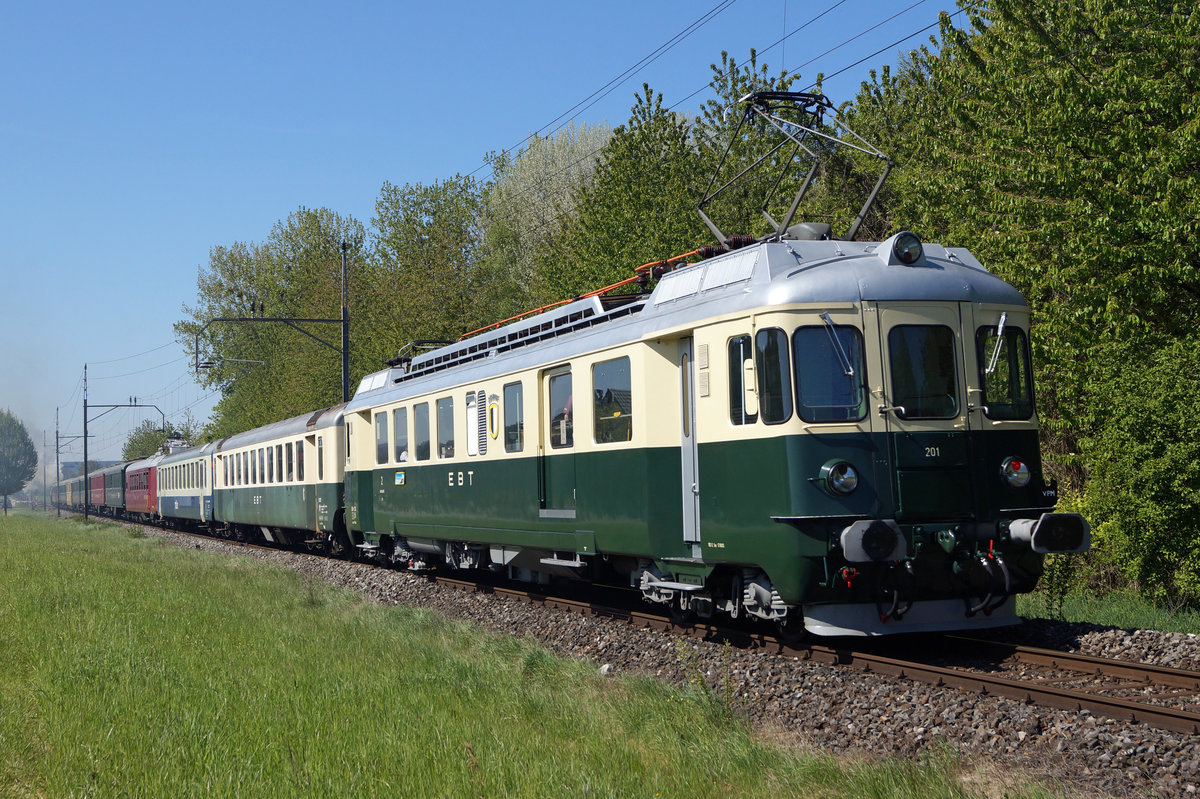 Extrazüge vom 22. April 2017.
Whiskytrain 2017 mit DBB Eb 3/5 5810 und VPM BDe 4/4 201 bei Faoug.
Foto: Walter Ruetsch 
