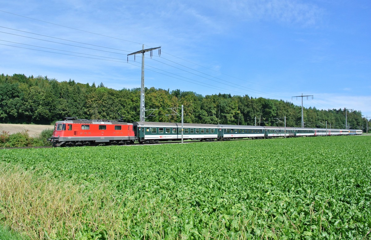 Extrazug an eine Demonstration in Bern: Re 4/4 II 11192 mit 9 verschiedenen Personenwagen als Extrazug Chiasso-Bern zwischen Lyssach und Hindelbank, 21.09.2013.
