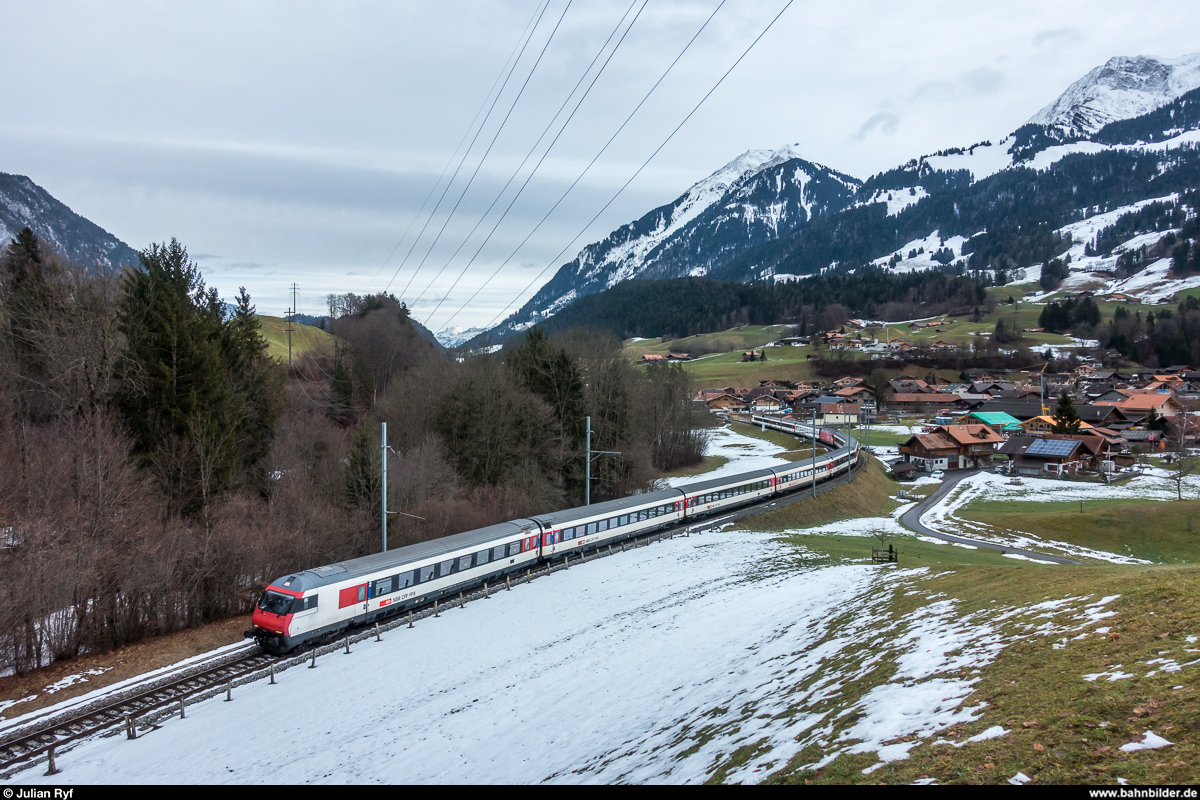 Extrazug Bern - Zweisimmen mit Re 460 056 und EW-IV-Pendel mit Modul zur Anreise ins JuSkiLa am 2. Januar 2018. Aufgenommen bei Oey.