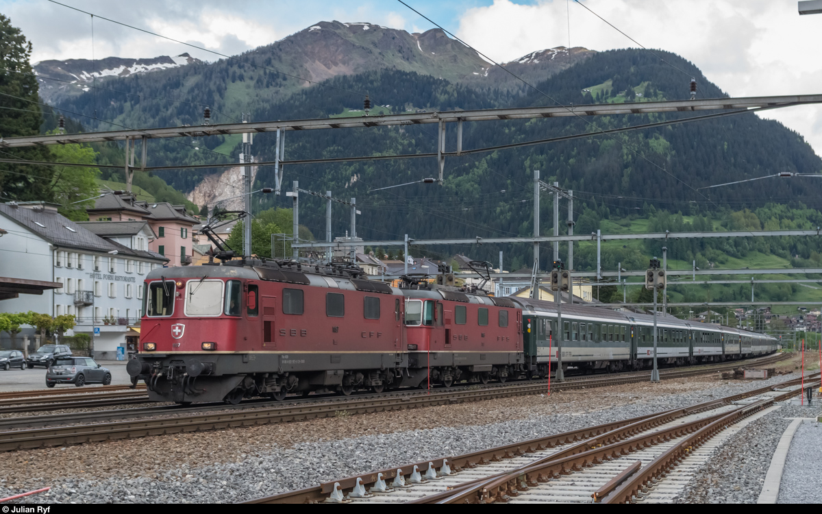 Extrazug bespannt mit Doppeltraktion Re 4/4 II verlässt am 5. Juni 2016 den Bahnhof Airolo.