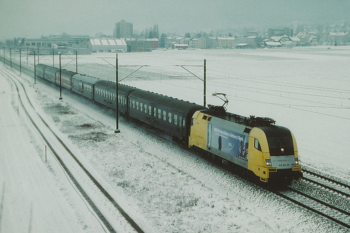 EXTRAZUG: Dispolok ES 64 U2-096 mit einem Extrazug am Hacken in winterlicher Umgebung zwischen Bettlach und Selzach unterwegs im Winter 2004.
Foto: Walter Ruetsch