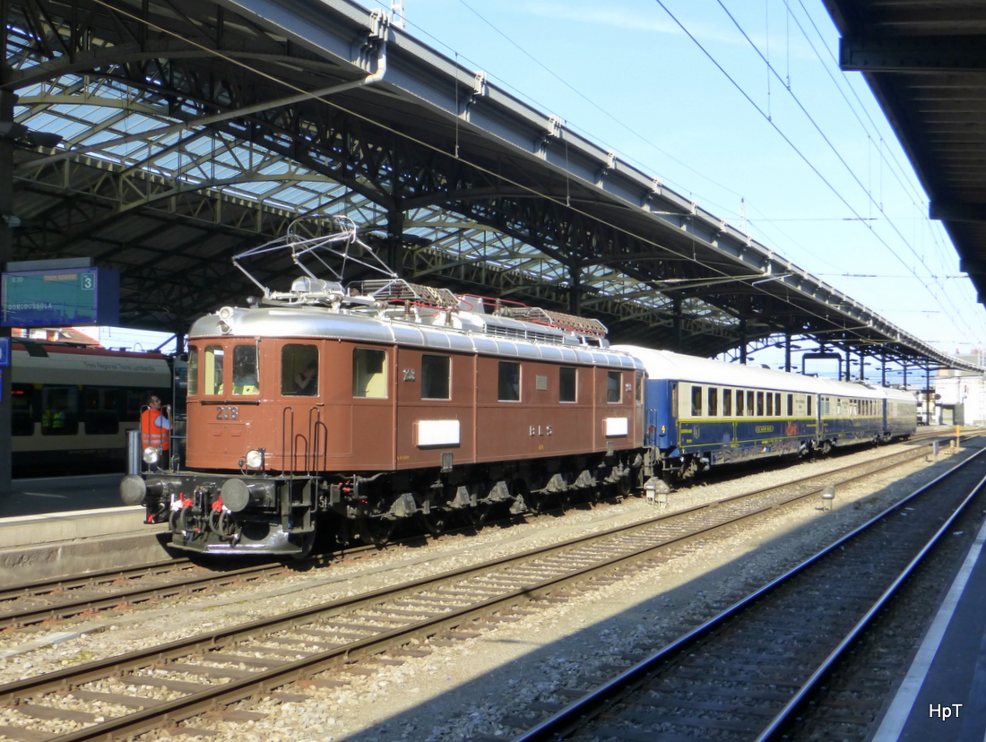 Extrazug mit der Ae 6/8 208 im Bahnhof Lausanne am 07.06.2015