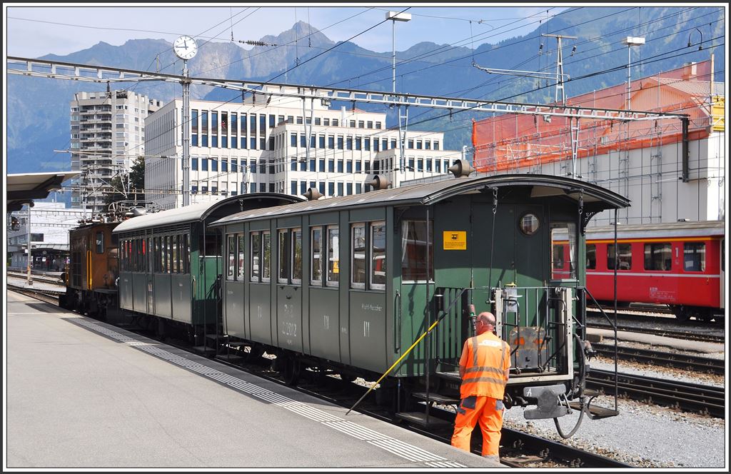 Extrazug mit Ge 6/6 I 414 in Landquart.Der Bahnangestellte ist nicht am Wasserlösen, sondern macht die Bremsprobe. (01.09.2015)