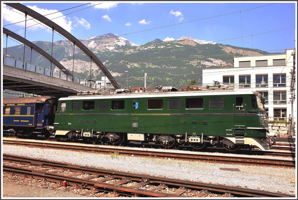 Extrazug mit SBB-Historic Lok Ae 6/6 11407  Aarau  vor der Kulisse des Calanda in Chur. (06.06.2015)