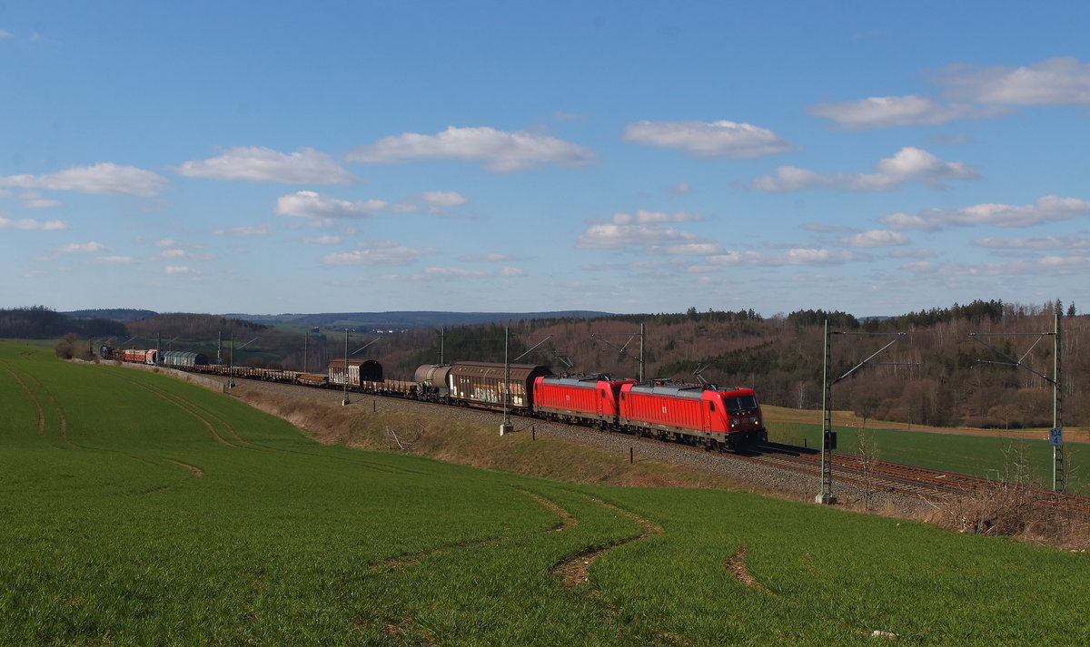 EZ 51716 mit Doppel 187 (187 159  187 146) von Nürnberg nach Senftenberg bei Sonnenwetter am 22.03.2020 in Ruppertsgrün/Pöhl eingefangen. 