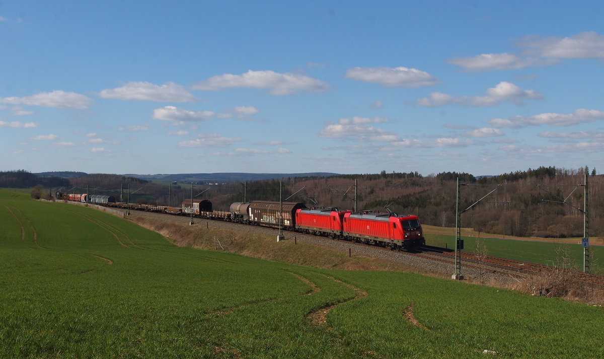 EZ 51716 mit Doppel 187 (187 159  187 146) von Nürnberg nach Senftenberg bei Sonnenwetter am 22.03.2020 in Ruppertsgrün/Pöhl eingefangen. 