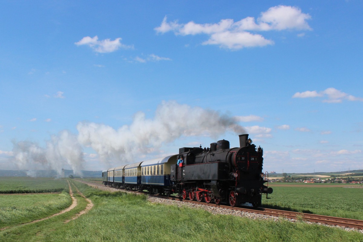 EZ 7390 mit der 77 28 von Wien Praterstern (Nw) nach Ernstbrunn. Aufgenommen vor dem Bahnhof Rückersdorf-Harmannsdorf; am 04.05.2014