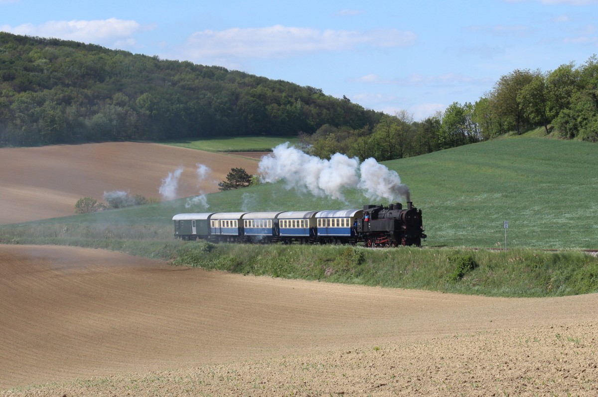 EZ 7390 mit der 77 28 von Wien Praterstern (Nw) zum Oltimertreffen nach Ernstbrunn (Erb). Hier zum Sehen kurz nach dem Bahnhof Wetzleinsdorf; am 04.05.2014