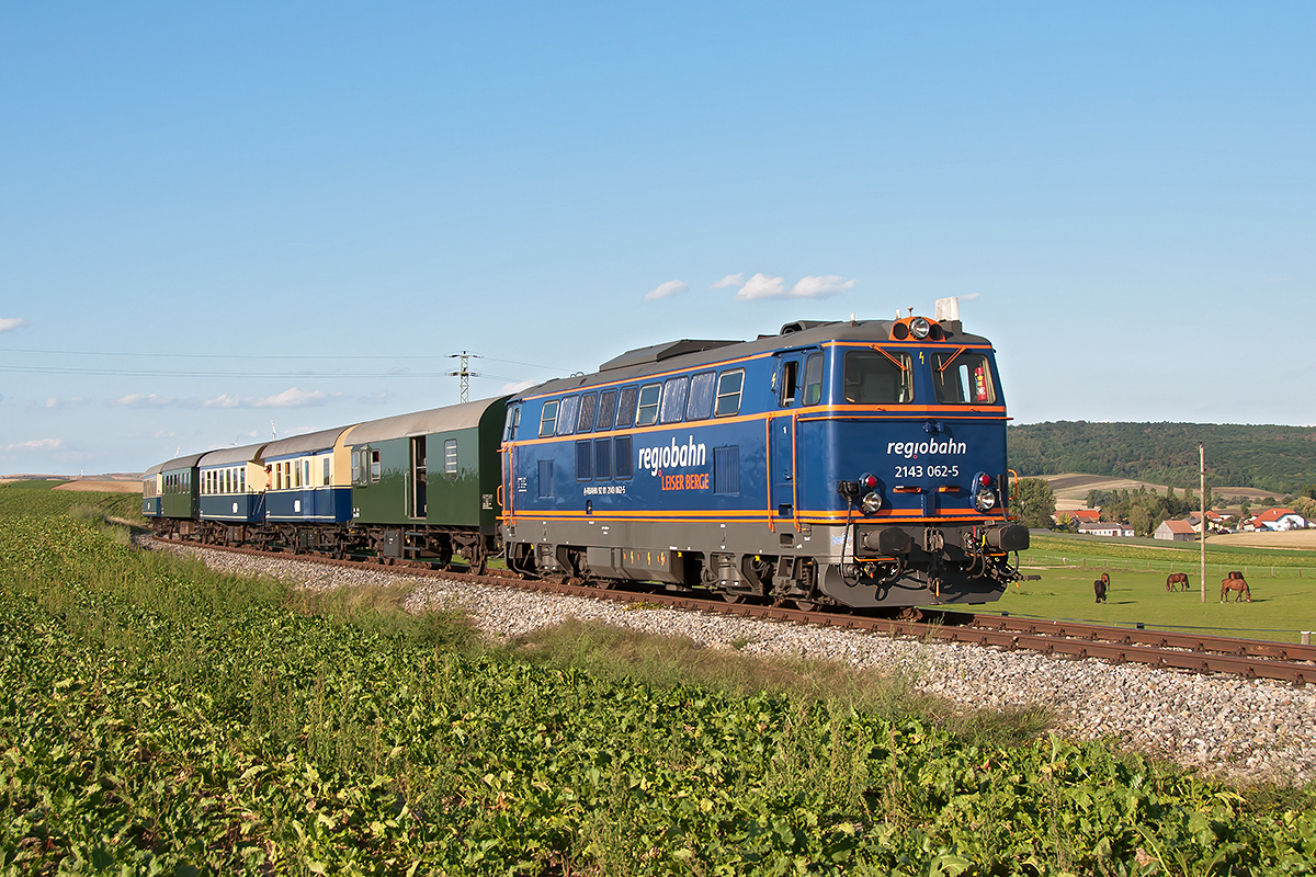 EZ 7495 Nostalgie Express  Leiser Berge  am Weg von Ernstbrunn nach Wien Praterstern, an einem sonnigen Nachmittag im September. Die Aufnahme entstand kurz nach Würnitz-Hetzmanndorf am 08.09.2018.