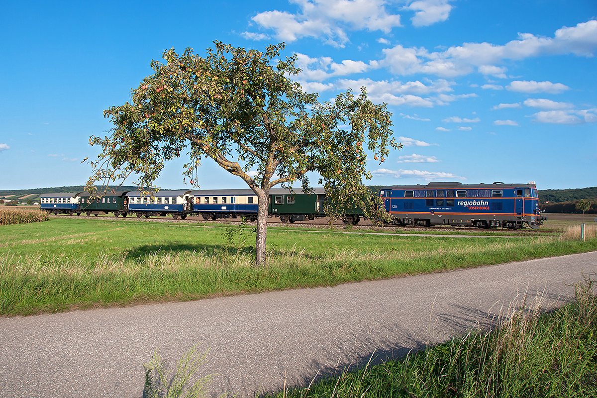 EZ 7495 Nostalgie Express  Leiser Berge  am Weg von Ernstbrunn nach Wien Praterstern, an einem sonnigen Nachmittag im September. Rückersdorf-Harmannsdorf am 08.09.2018.