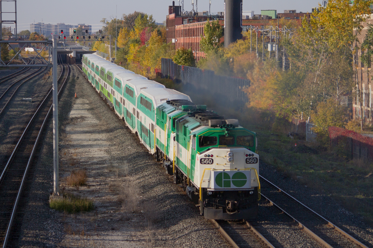 F59PH 560 und 562 mit einem Regionalzug nach London (Kanada) nach der Abfahrt von Bloor Station, am 21.10.2022. Nür 8 Maschinen dieser Baureihe bleiben bei GO Transit noch in Betrieb.