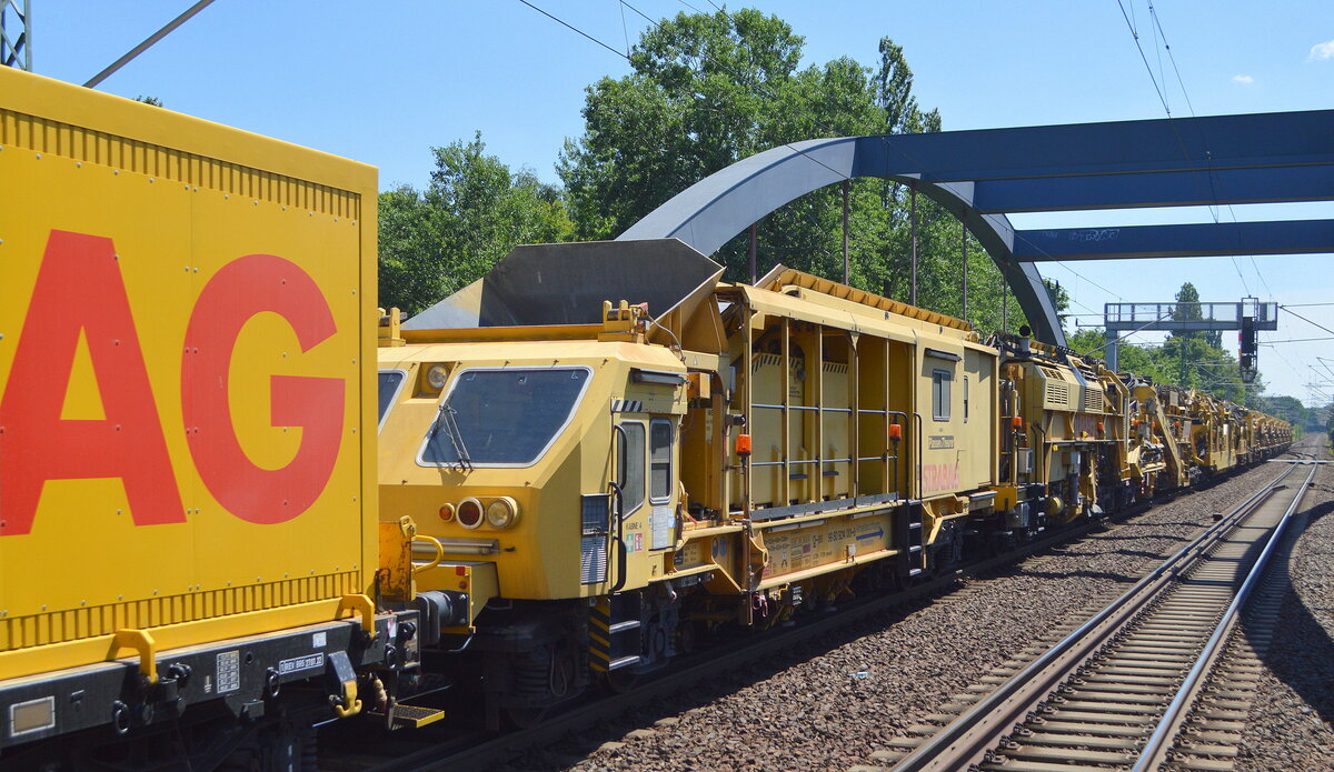 Fa. STRABAG mit ihrer P&T Typ Hochleistungs-Bettungsreinigungsmaschine RM900 VB (D-BRS 99 80 9214 001-6) + Beiwagen und MFS Materialförder- und Silowagen am Haken von WFL Lok 232 283-2  am 03.06.22 Durchfahrt Bahnhof Erkner.