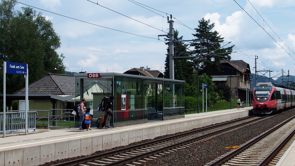 Faak am See [2016-06-08]- Im Hintergrund das ehemalige Aufnahmsgebäude: Unbewohnt und stillgelegt.