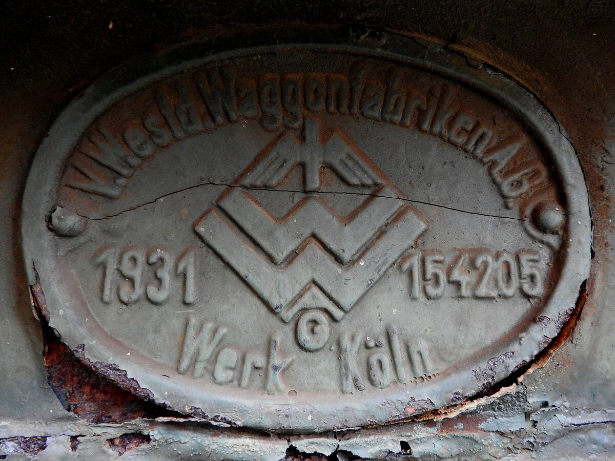 Fabrikationsschild  V.Westd.WaggonfabrikenAG. 1931-154205 Werk-Köln  an einem abgestellten Personenwagen im Bereich Timelkam; 220416